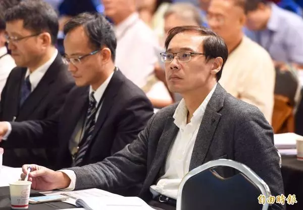 楊偉中度假留言蔻蔻姊 竟說「被海浪捲入太平洋了」...