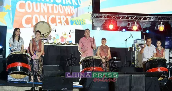《就在今晚》不一樣的國慶日 部長郭素沁交通部長陸兆福拿督慕斯達法一同擊鼓