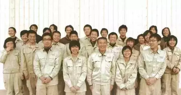 無論男女一律剃寸頭!禁止員工戀愛,玩手機!8年零假期!這家34人的小作坊,居然還年入11個億!