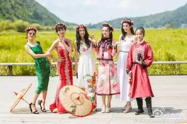 63歲趙雅芝和49歲蕭薔同場參加公益活動,照片流出後,高下立判!