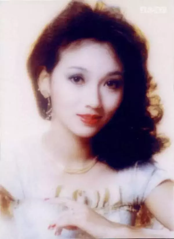 63歲趙雅芝和49歲蕭薔同場參加公益活動,照片流出後,高下立判!