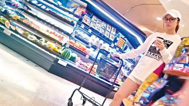 李亞男挺孕肚去超市買菜,為了隱私再次婉拒公布胎兒性別。。。