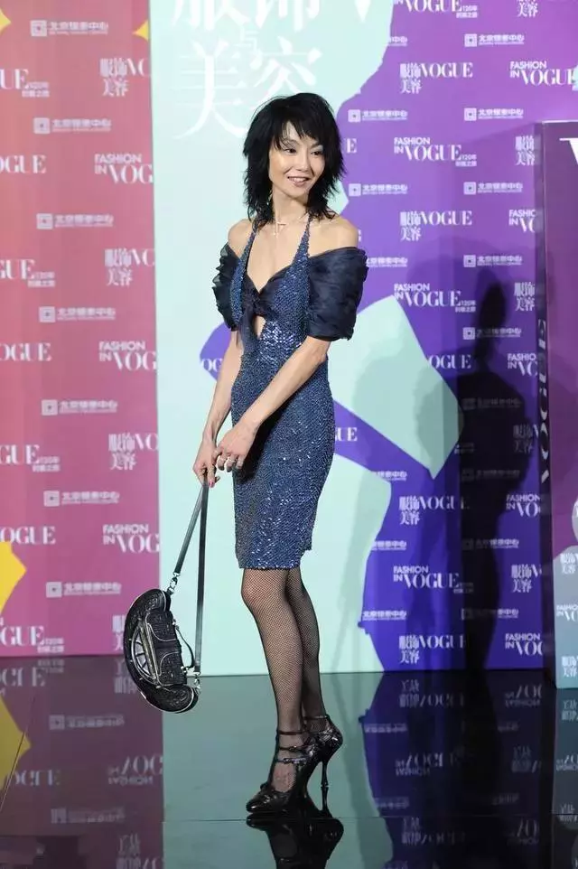 張曼玉現身活動,如今才52歲的她瘦成了這樣?「到底經歷了什麼...」