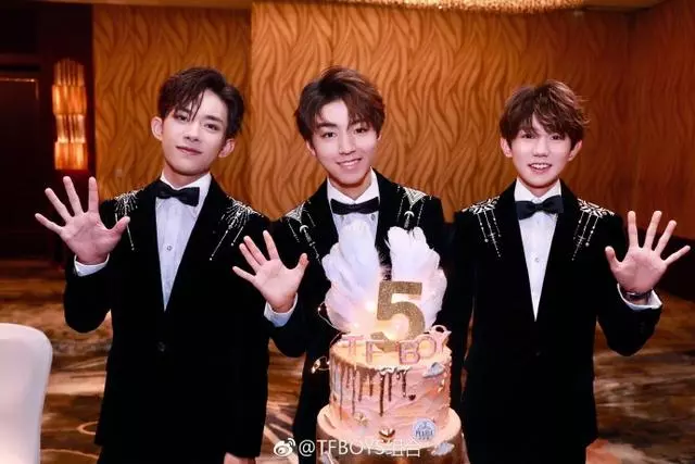 【不知道還能不能撐下去~】TFBOYS五周年採訪互不理睬?跟以往採訪氛圍有很大區別!