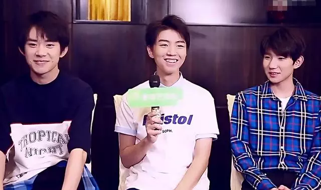 【不知道還能不能撐下去~】TFBOYS五周年採訪互不理睬?跟以往採訪氛圍有很大區別!