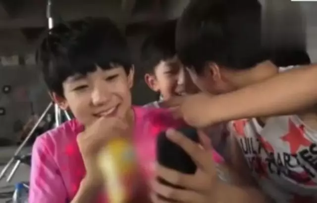 【不知道還能不能撐下去~】TFBOYS五周年採訪互不理睬?跟以往採訪氛圍有很大區別!