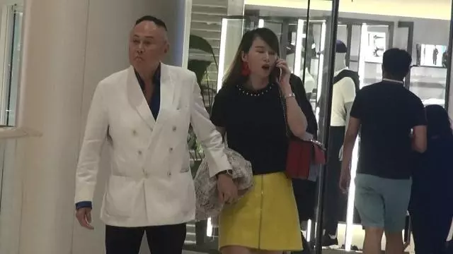 港媒曝82歲風流富豪又換新歡,女方態度強勢,還要他主動牽手!