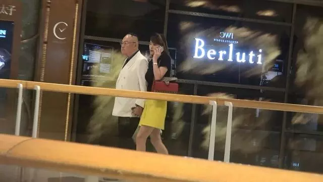 港媒曝82歲風流富豪又換新歡,女方態度強勢,還要他主動牽手!