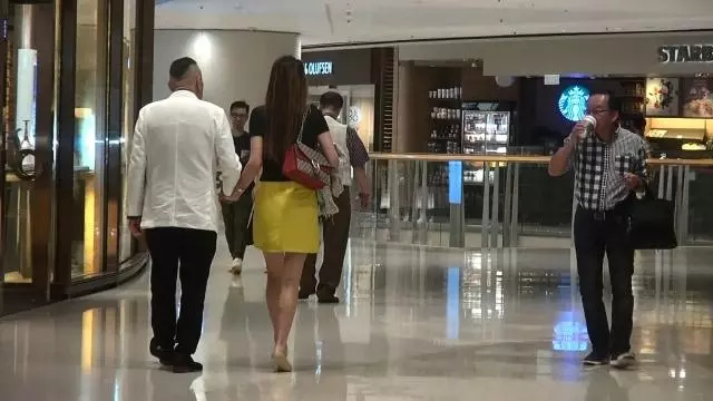 港媒曝82歲風流富豪又換新歡,女方態度強勢,還要他主動牽手!