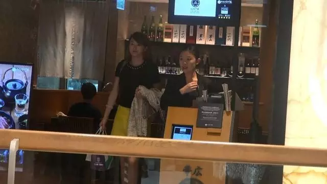 港媒曝82歲風流富豪又換新歡,女方態度強勢,還要他主動牽手!