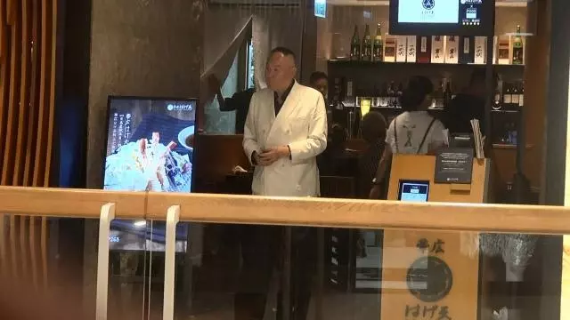 港媒曝82歲風流富豪又換新歡,女方態度強勢,還要他主動牽手!