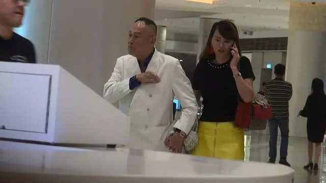 港媒曝82歲風流富豪又換新歡,女方態度強勢,還要他主動牽手!