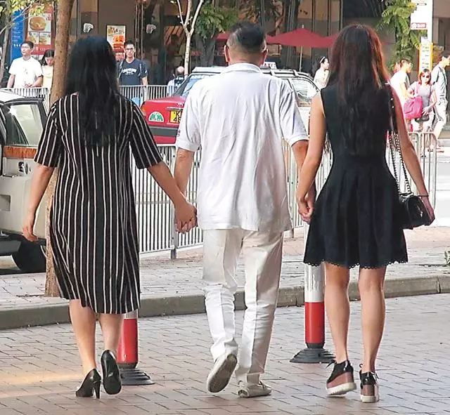 港媒曝82歲風流富豪又換新歡,女方態度強勢,還要他主動牽手!