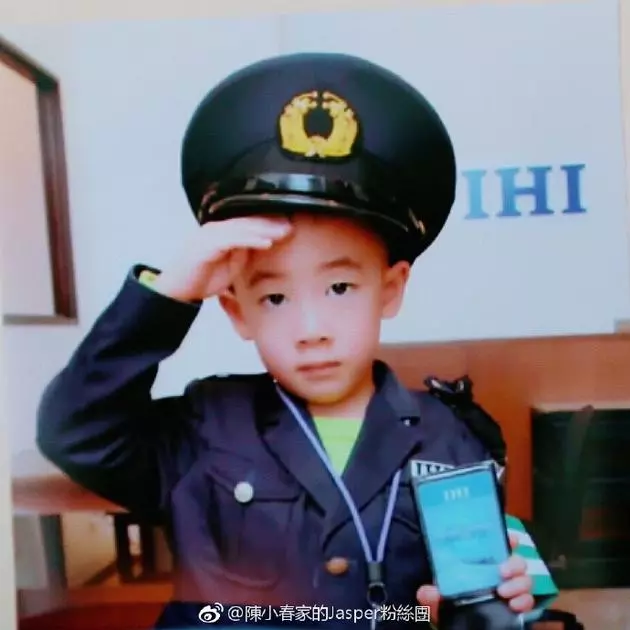 Jasper身穿警服手扶帽檐 秀證件人小鬼大帥氣可愛