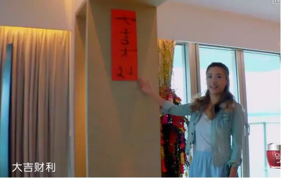 Jasper身穿警服手扶帽檐 秀證件人小鬼大帥氣可愛