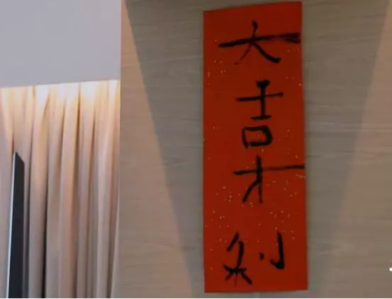 Jasper身穿警服手扶帽檐 秀證件人小鬼大帥氣可愛