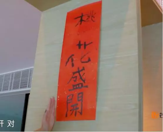 Jasper身穿警服手扶帽檐 秀證件人小鬼大帥氣可愛
