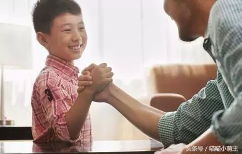 岳母生日,我帶兒子去慶祝,臨走她送箱桃子,回家看到箱底我落淚