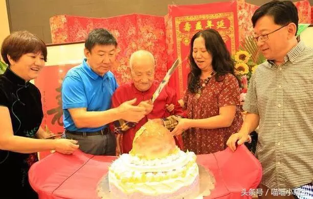 岳母生日,我帶兒子去慶祝,臨走她送箱桃子,回家看到箱底我落淚