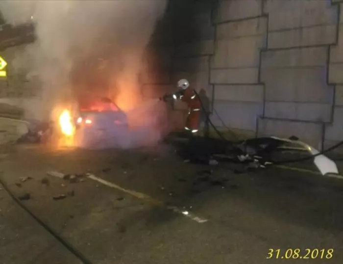 【馬來西亞】轎車撞後起火!司機昏迷逃生不及燒死!