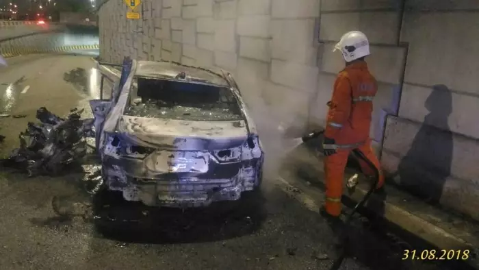 【馬來西亞】轎車撞後起火!司機昏迷逃生不及燒死!