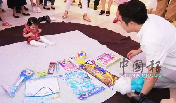 一歲寶寶抓週趣 抓拿物品測前途