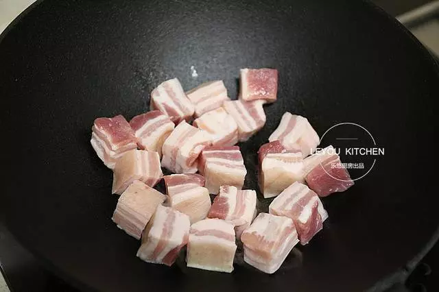 不焯水,不炒糖色,不油不膩,這種燉肉方法,貼秋膘正適合