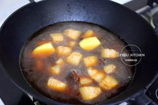 不焯水,不炒糖色,不油不膩,這種燉肉方法,貼秋膘正適合