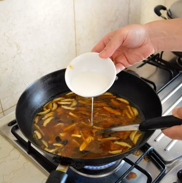 喝完一碗就停不了口!簡易自製滿料又香辣美味香濃酸辣湯