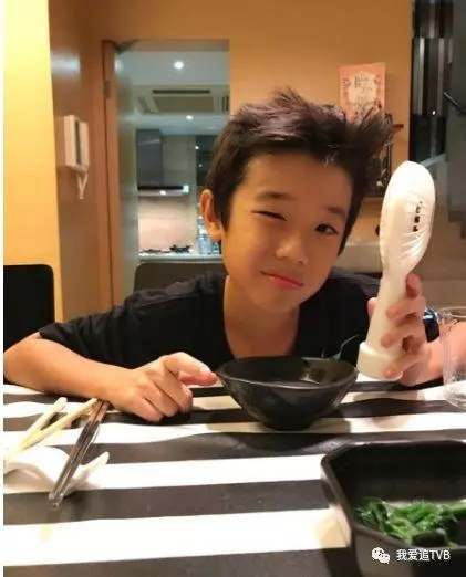 謝安琪和11歲兒子共浴!大方談青春教育!