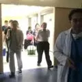 2歲童車內跌出父錯踩油門輾死他
