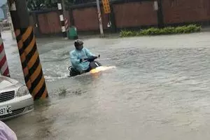 2歲童車內跌出父錯踩油門輾死他