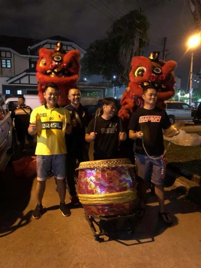【壽星被惡搞!】生日不要出來?友人直接帶舞獅上門!還敲鑼打鼓放鞭炮!網友笑噴:過年還是過生日?