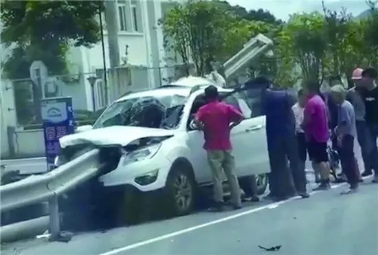女子邊開車邊「抖音」結果猛撞護欄插入貫穿全車!在車裡待救時,仍在滑著手機!