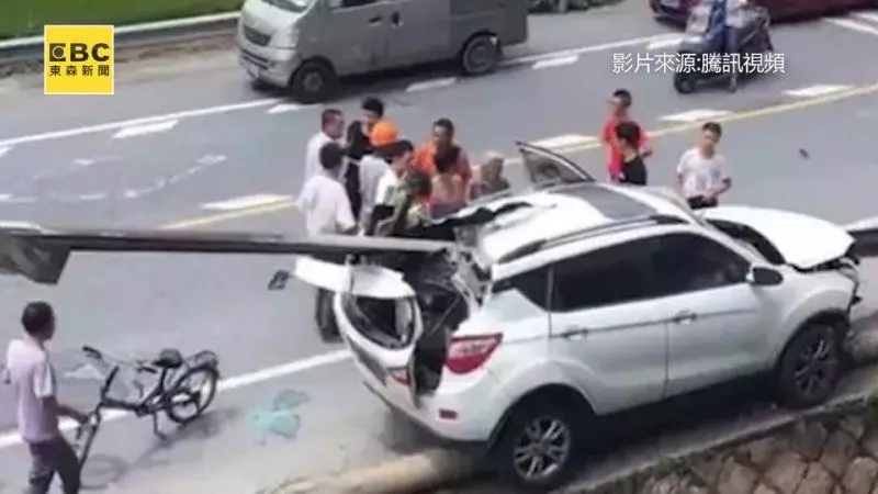 女子邊開車邊「抖音」結果猛撞護欄插入貫穿全車!在車裡待救時,仍在滑著手機!