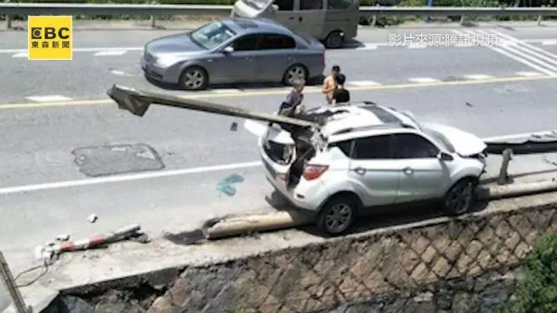 女子邊開車邊「抖音」結果猛撞護欄插入貫穿全車!在車裡待救時,仍在滑著手機!