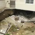 女子邊開車邊「抖音」結果猛撞護欄插入貫穿全車!在車裡待救時,仍在滑著手機!