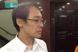 女子邊開車邊「抖音」結果猛撞護欄插入貫穿全車!在車裡待救時,仍在滑著手機!