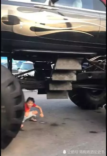 土豪改裝勞斯萊斯,車輪比人還高,路人看到都傻眼了