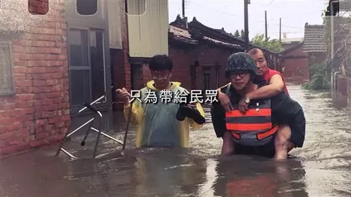 823豪雨「阿兵哥深入災區」第一時間救人 扛起阿嬤「再累也不鬆手」:放心有我在 -