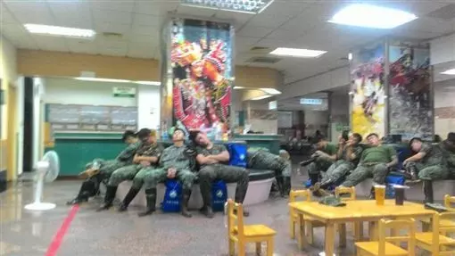 823豪雨「阿兵哥深入災區」第一時間救人 扛起阿嬤「再累也不鬆手」:放心有我在 -