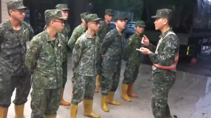 823豪雨「阿兵哥深入災區」第一時間救人 扛起阿嬤「再累也不鬆手」:放心有我在 -