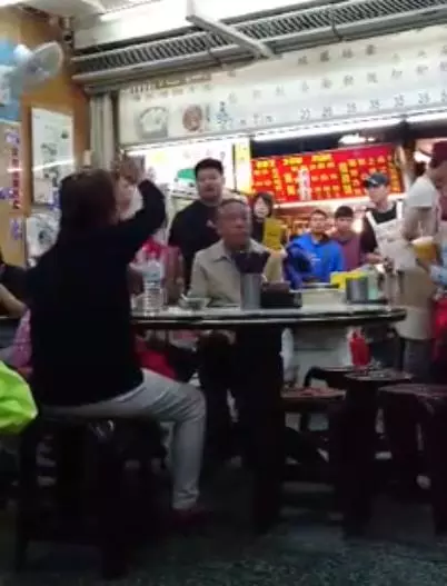 這裡是台灣搞清楚!陸客到餐廳「開嗆女店員」態度超差 老闆霸氣出面:錢退給你,出去 -