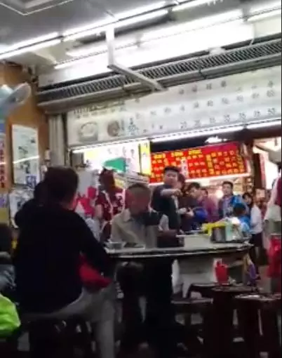 這裡是台灣搞清楚!陸客到餐廳「開嗆女店員」態度超差 老闆霸氣出面:錢退給你,出去 -