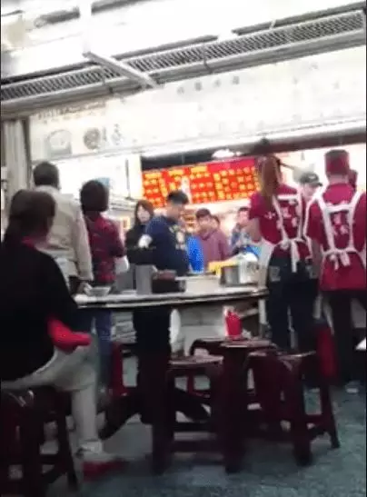 這裡是台灣搞清楚!陸客到餐廳「開嗆女店員」態度超差 老闆霸氣出面:錢退給你,出去 -