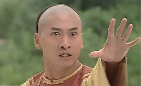 老公正要幫老婆松一下!一旁2歲兒極力阻止...脫口「XX才能摸」!網笑翻:案情不單純