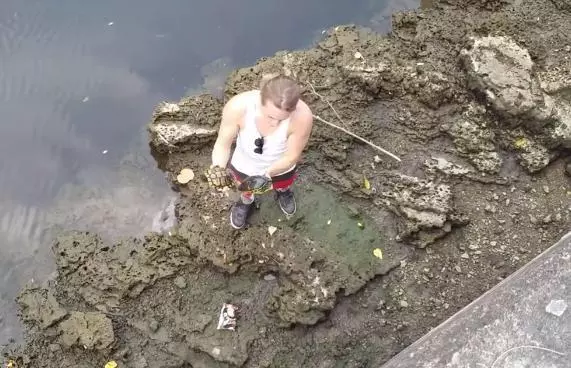 男子河邊石縫中發現兩隻烏龜,想帶回家當寵物,可當他拿起一看,整個傻住:怎麼會有那麼狠心的人!