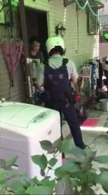 怪男持掃把隨機攻擊 婦頭破血流送醫