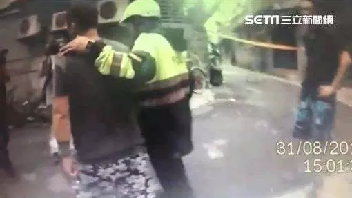 怪男持掃把隨機攻擊 婦頭破血流送醫