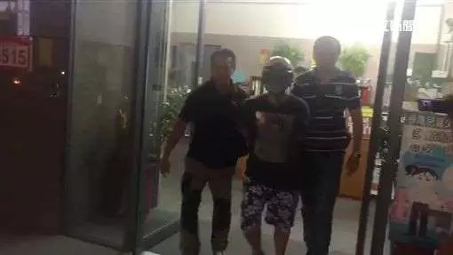 怪男持掃把隨機攻擊 婦頭破血流送醫